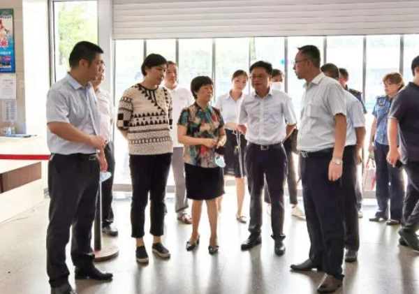 车小琴、熊敏一行检查徐坊客运分公司创建工作