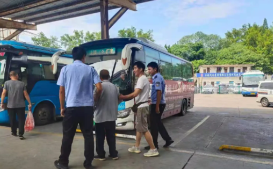 上饶汽运:警民联动 助失忆老人返程