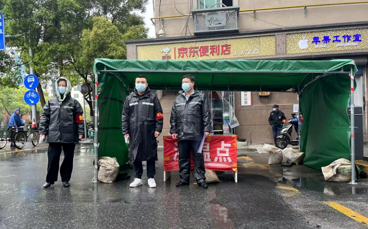 让党旗在疫情防控一线飘扬（二）