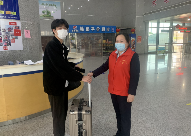 都市城际公交:站、车联手寻失物 旅客领回乐开花