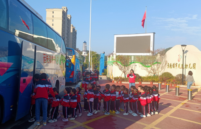 景德镇长运：护航童心 运送幼儿赴科技馆观摩学习