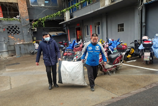 暖新闻 || 长运物业：大件包裹找到了 粗心快递员笑了