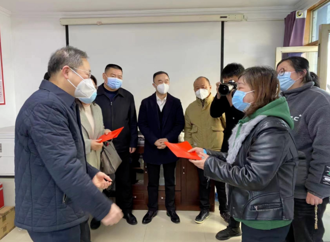 省总工会领导走访慰问江西长运困难职工 刘磊陪同