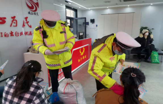 都市城际公交 瑶湖西驿站接受电视采访 现场开展安全宣教