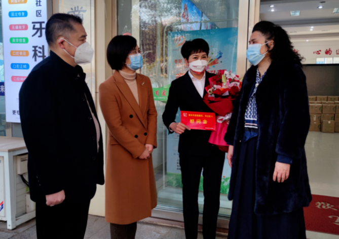 新余公交 春节前夕 新余市委常委、宣传部部长张智萍看望慰问党代表李小英