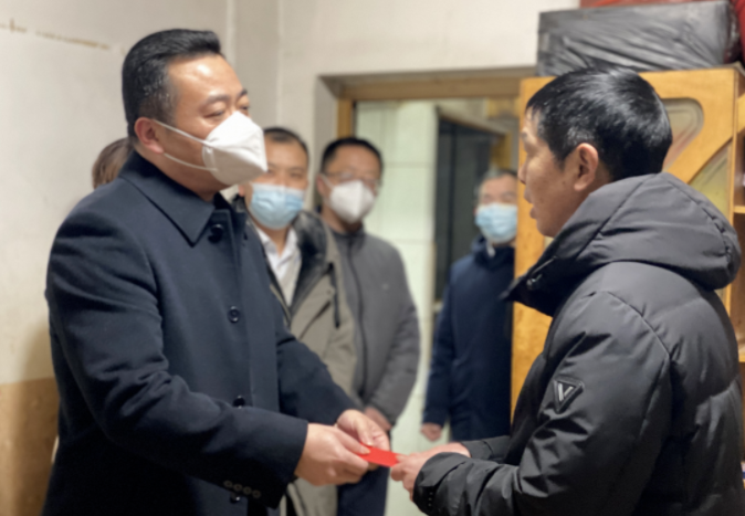 ​王晓节前走访慰问困难职工