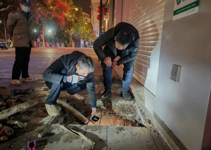 长运物业 长欣分公司连夜抢修地下室反水