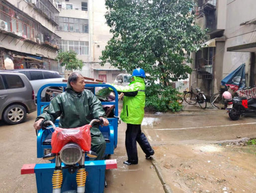 长鸿物业 开展环境整治活动