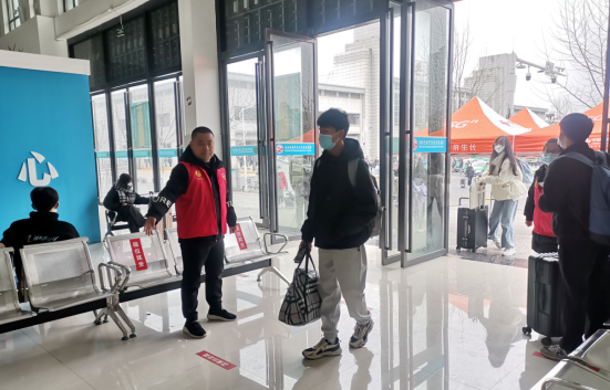 共青公司开展“开学保驾护航”志愿服务活动