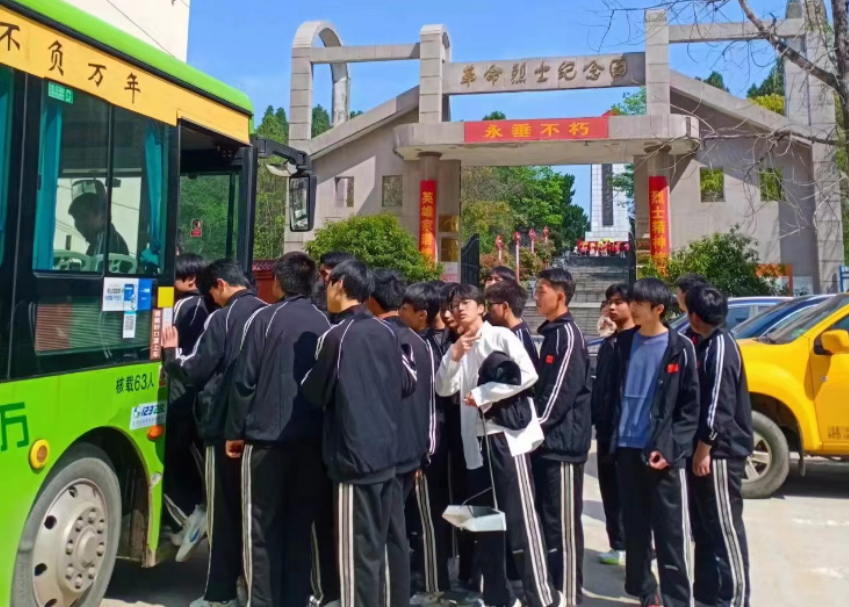 上饶汽运:校企合作 开辟清明祭扫专线