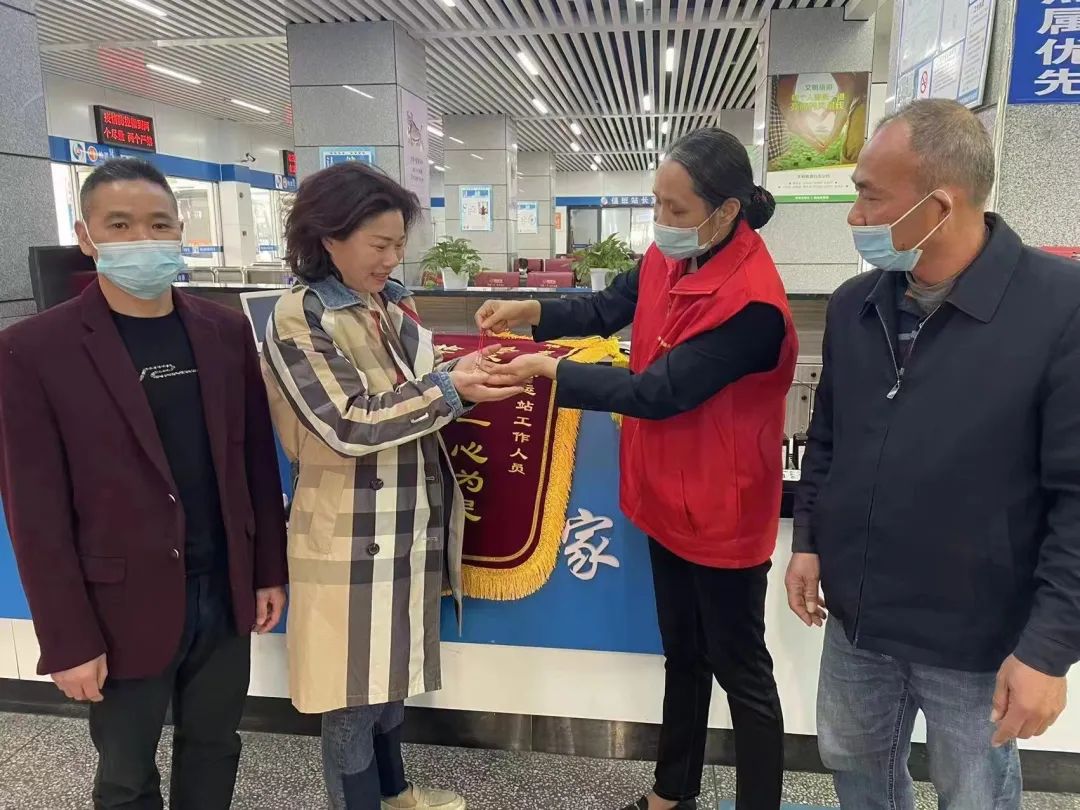 都市城际公交:诚实可信美名扬 拾金不昧品德高