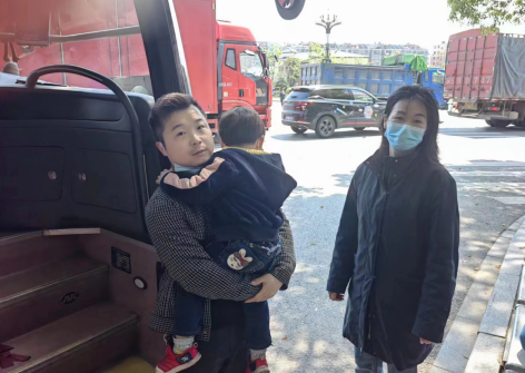 九江长运:人群中 帮3岁孩童找家长