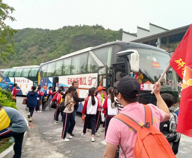 抚州长运:崇仁分公司为研学游活动安全护航