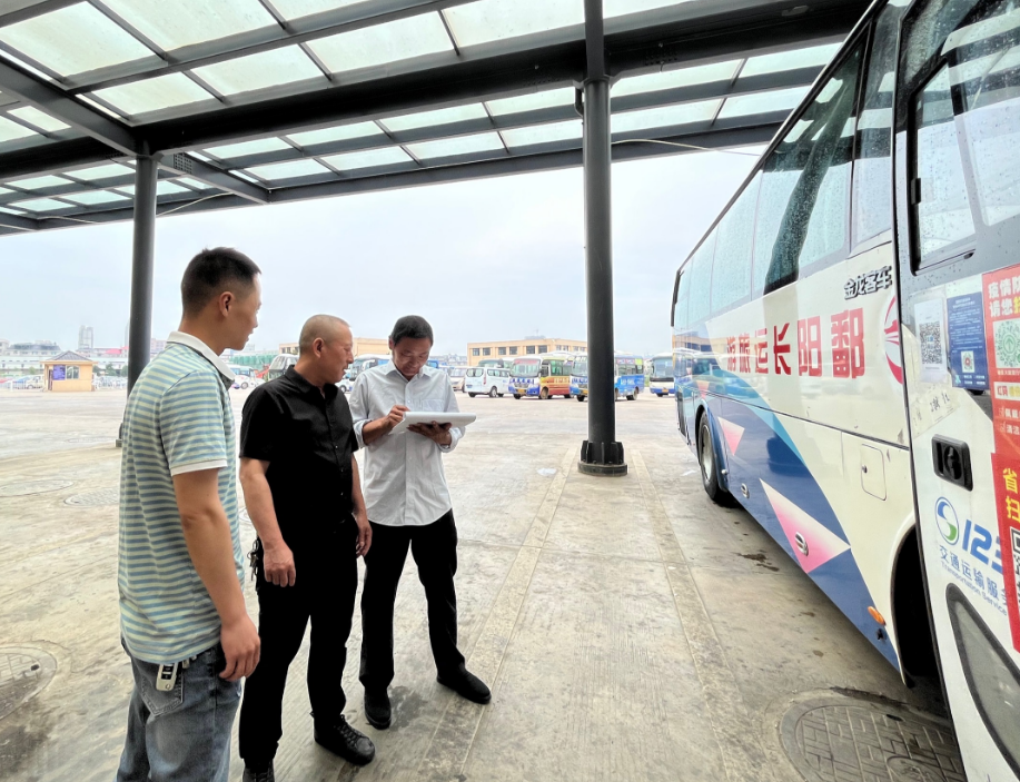 鄱阳长运:开展车辆安全检查 筑牢安全防线
