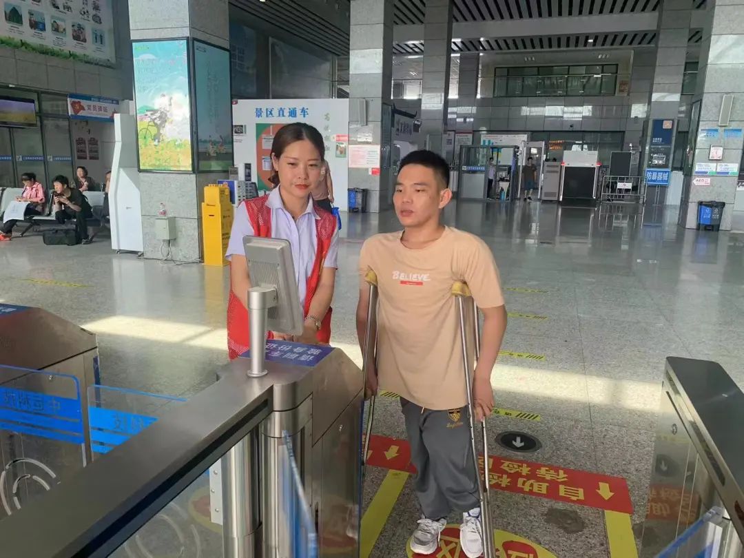 上饶汽运：重点旅客行动不便 车站工作人员全程护送