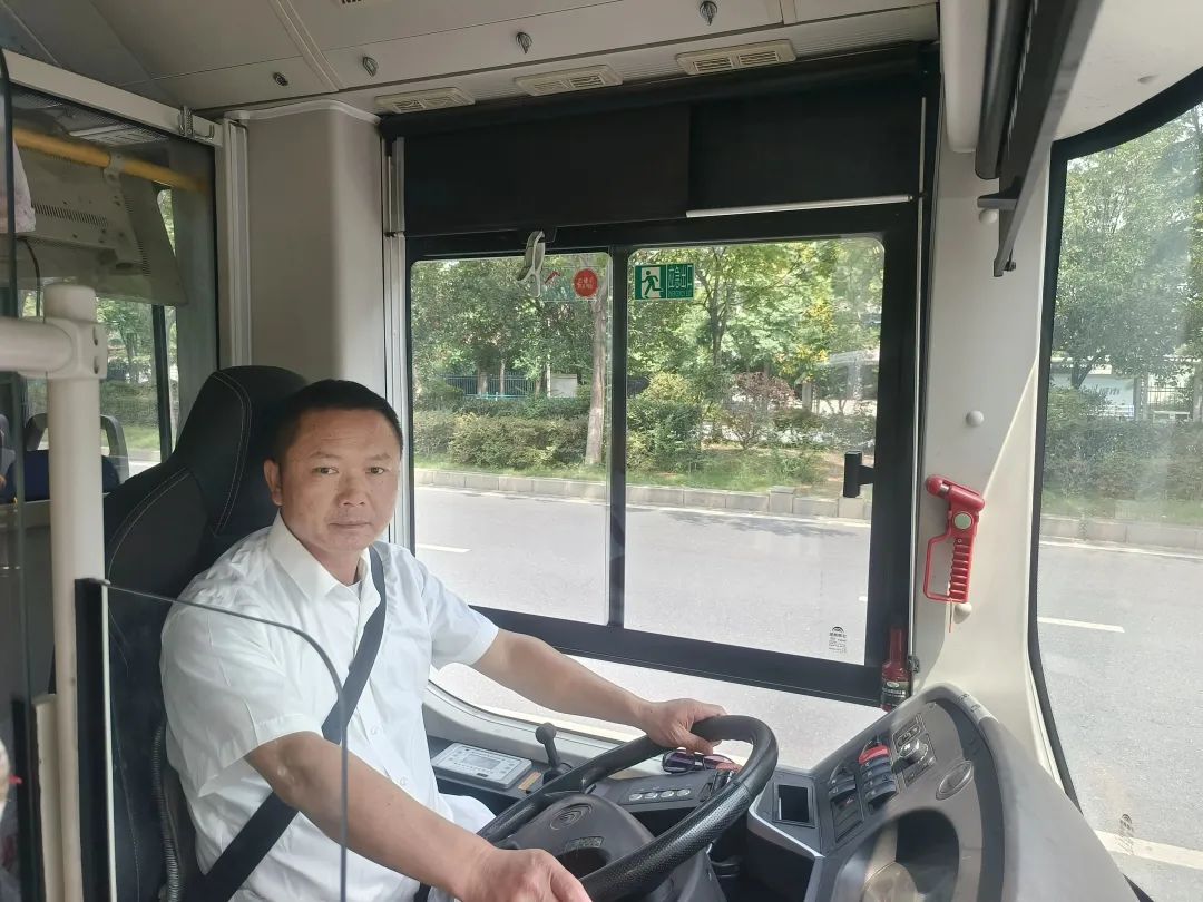 新余公交:小学生乘车睡过站 暖心司机送回家