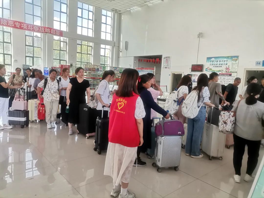 九江长运:新生接送车直通校园 为开学季保驾护航