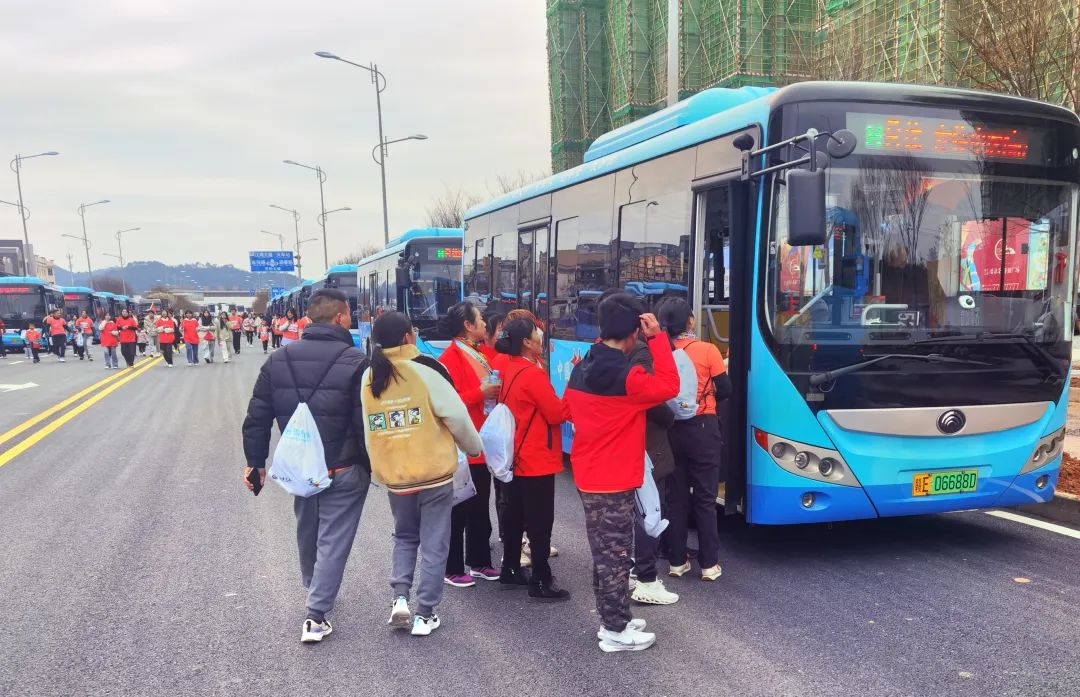 婺源公交:周密安排 圆满完成婺源马拉松运输任务