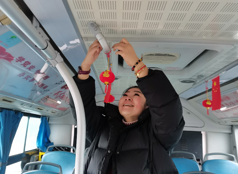 黄山长运:开展第五届春节车厢文化活动