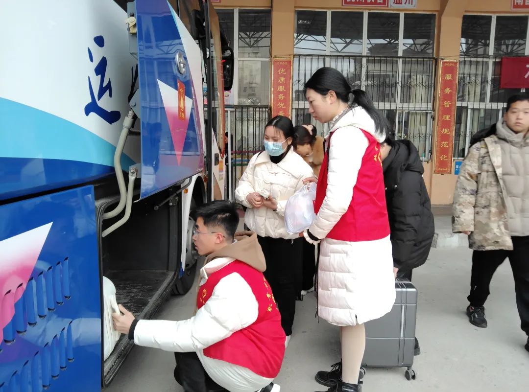 抚州长运:春运志愿者 温暖返程路