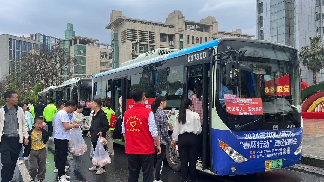 吉安公交:马拉松赛道上的流动风景线