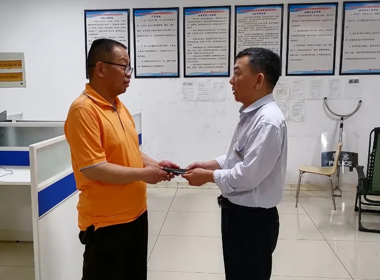 吉安公交:驾驶员捡到手机主动归还获称赞