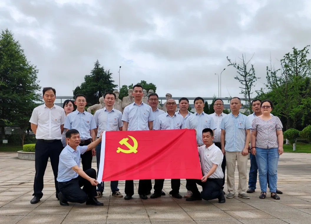 长鸿物业:党支部组织参观陈云工作车间