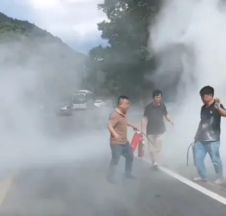 萍乡长运：小轿车撞入路沟起火 驾驶员秒变“救火卫士”