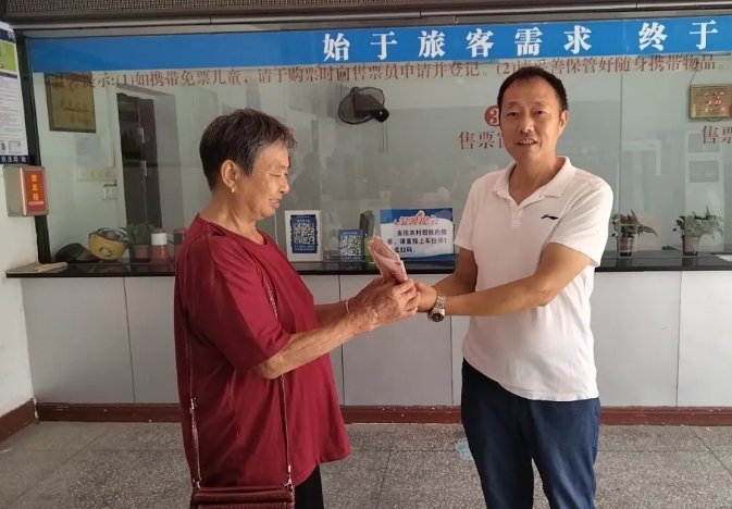 吉安公交:拾金不昧之光 彰显驾驶员风采