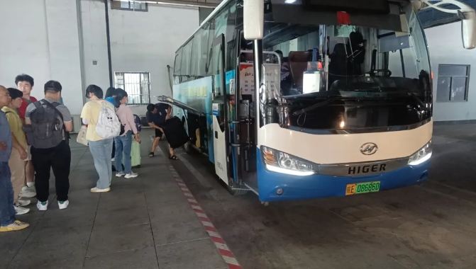 马鞍山长客：校园直通车温暖护航大学新生报到