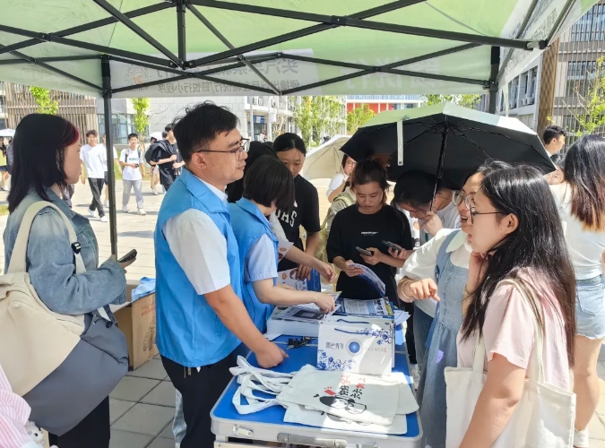 九江长运:校园直通车推广 热情服务不停歇