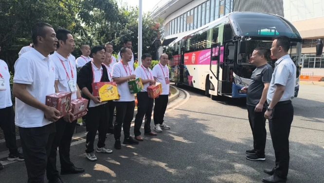 都市城际公交 公司领导慰问2024年尤尼克斯国际青年羽毛球锦标赛运输保障团队