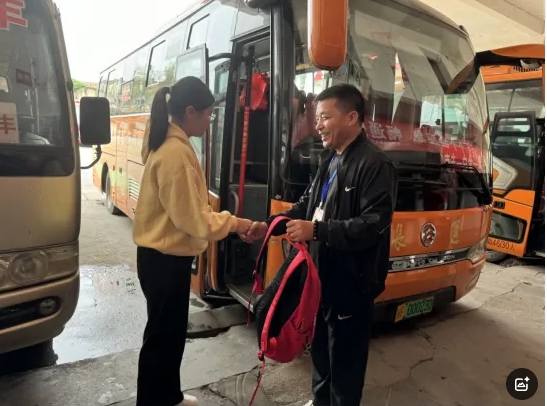 抚州长运：粗心的孩子拿到书包后笑了