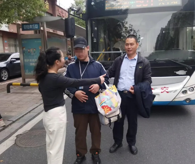 新余公交：家长哭着点赞：“谢谢你们！”