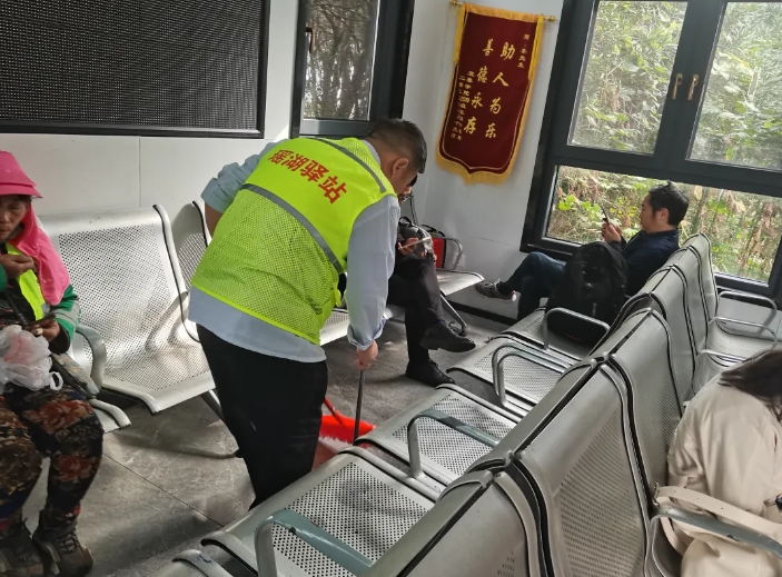 都市城际公交 瑶湖客运驿站开展卫生清扫