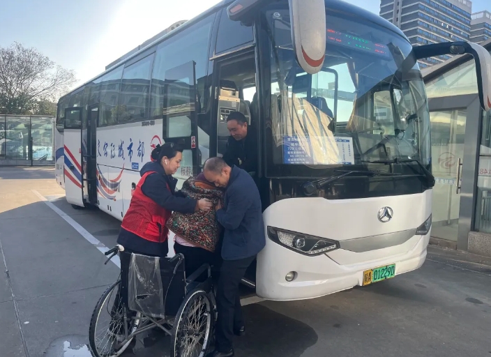 都市城际公交 ：值班站长温情护航