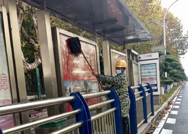 新余公交 全力整治人民广场及周边公交设施