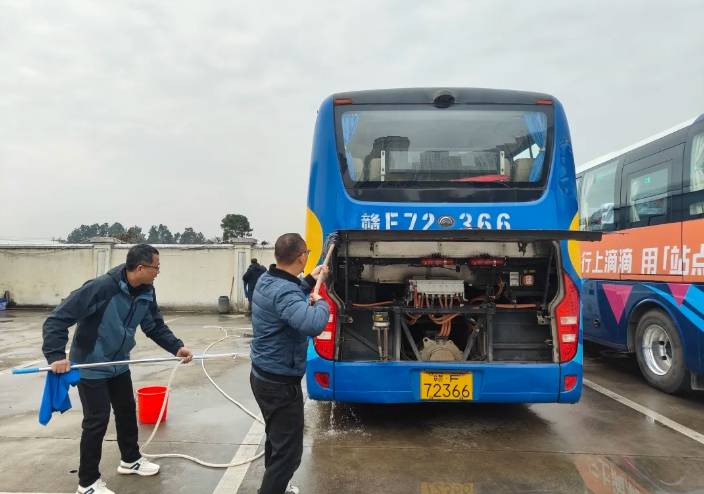 抚州长运：崇仁分公司开展元旦前车辆大清洗活动