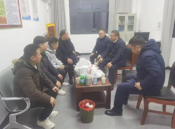 鹰潭公司 岁末寒夜暖情长  慰问坚守绽光芒