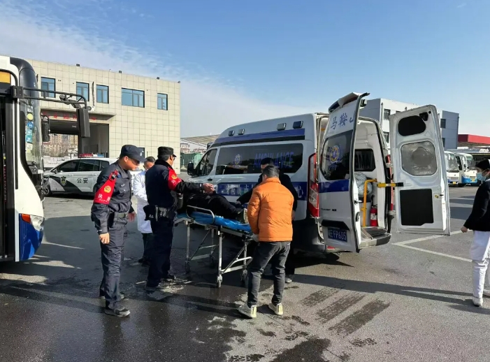 马鞍山长客：公交司机冷静处置 乘客突发疾病转危为安