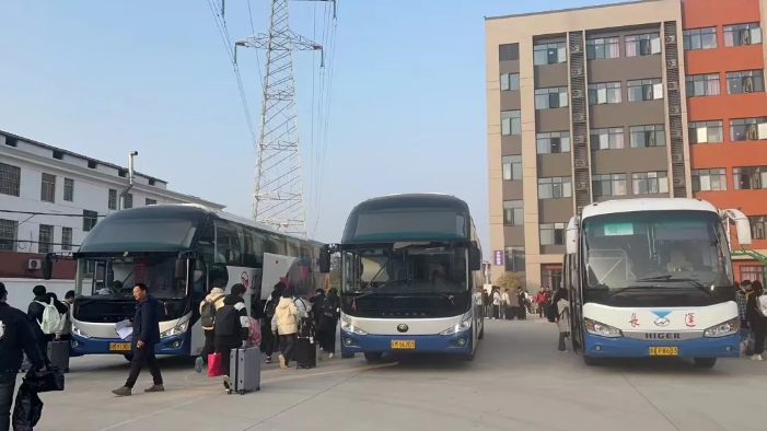 都市城际公交:寒假季 “校园直通车”温暖回家路