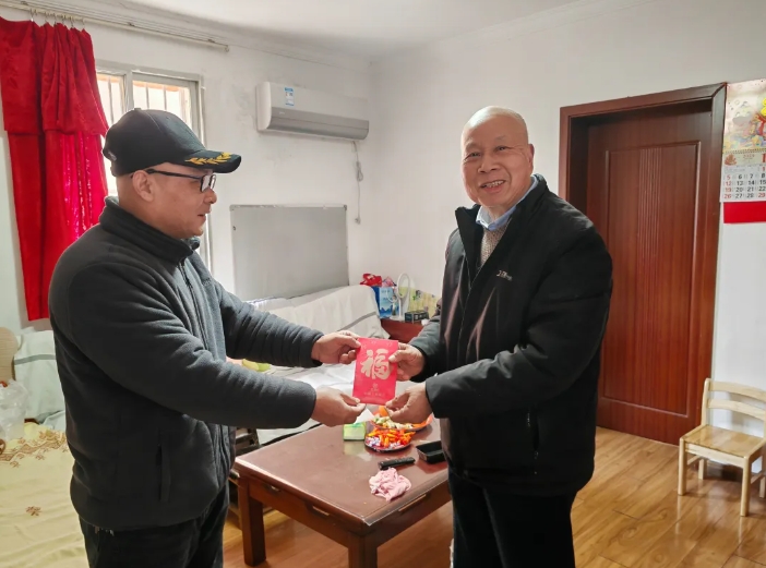 长鸿物业 开展走访慰问老党员活动