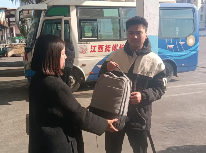 抚州长运:携手民警 助学生寻回失物
