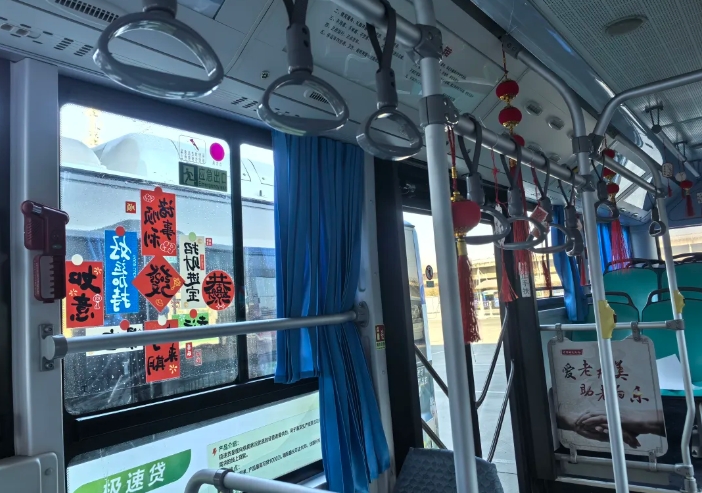马鞍山长客：装扮车厢 喜迎新春