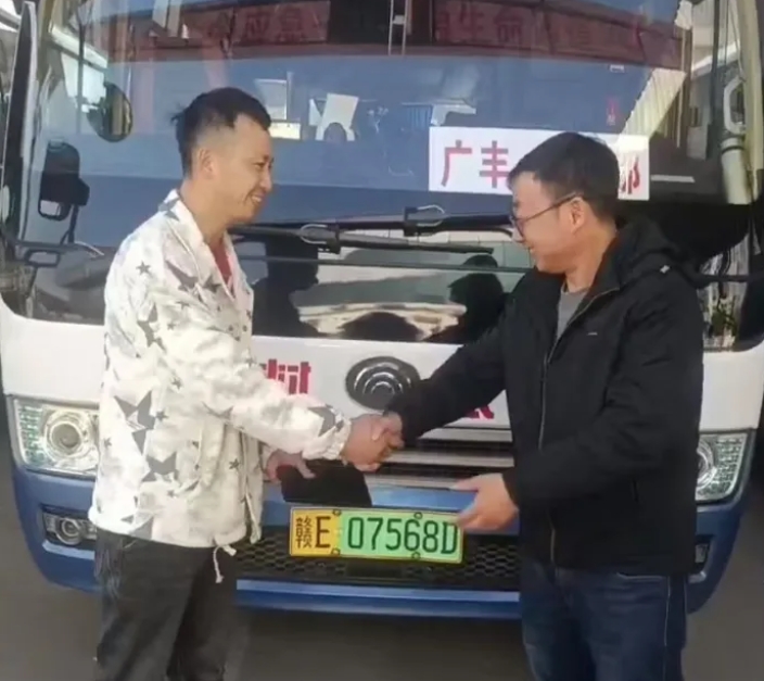 上饶汽运：大额现金“完璧归赵” 失主紧紧握住司机的手