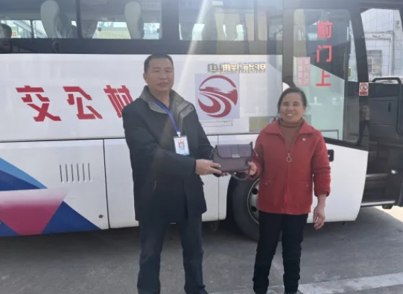 抚州长运：寒冬拾金不昧 温暖乘客回家路