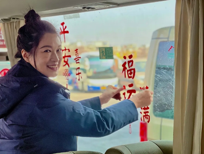 鄱阳长运:公交车厢换“新装” 装点浓浓年味