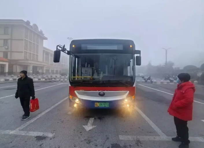 鹰潭公司：雨雾天气 保障市民安全出行