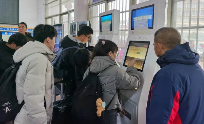 上饶汽运：积极应对雨天客流高峰