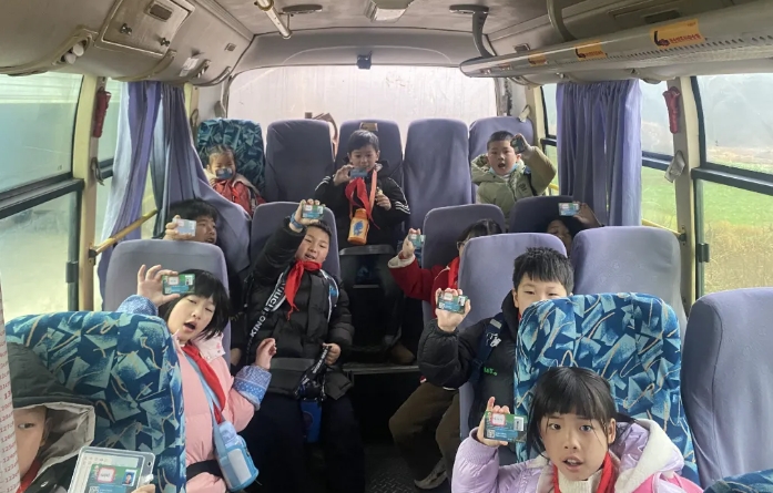 上饶汽运：镇村公交学生乘车卡上线 获家长好评